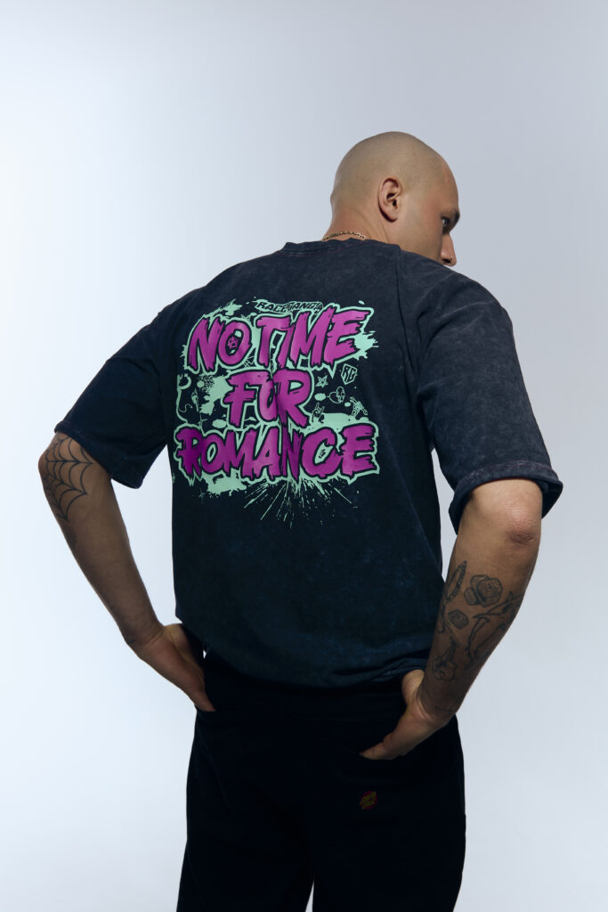No Time For Romance Washed T-shirt czarny sprany bawełniany z krótkim rękawkiem