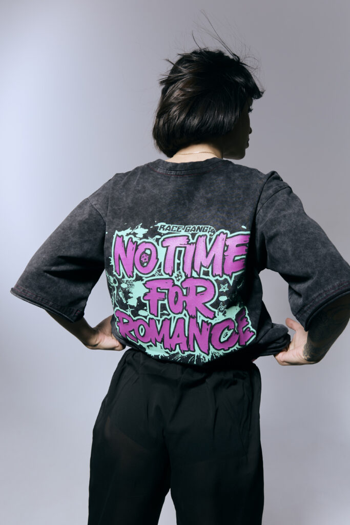 No Time For Romance Washed T-shirt czarny sprany bawełniany z krótkim rękawkiem